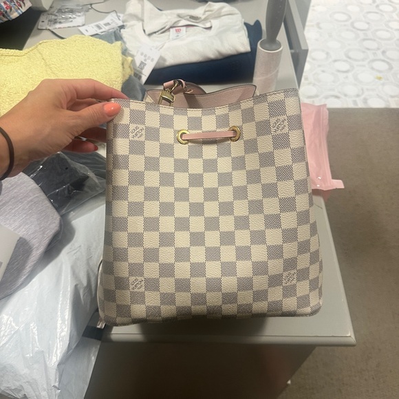 Louis Vuitton NéoNoé MM Pink and Cream Shoulder Bag - Picture 4 of 7